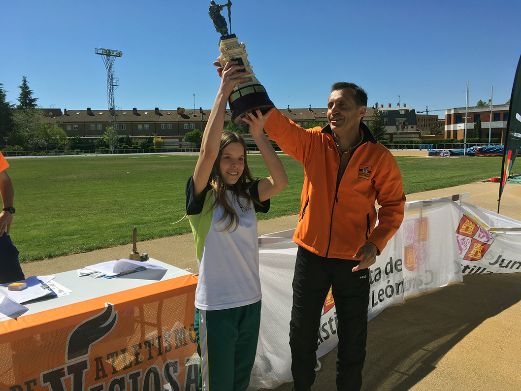 La Sagrada Familia recoge el trofeo femenino