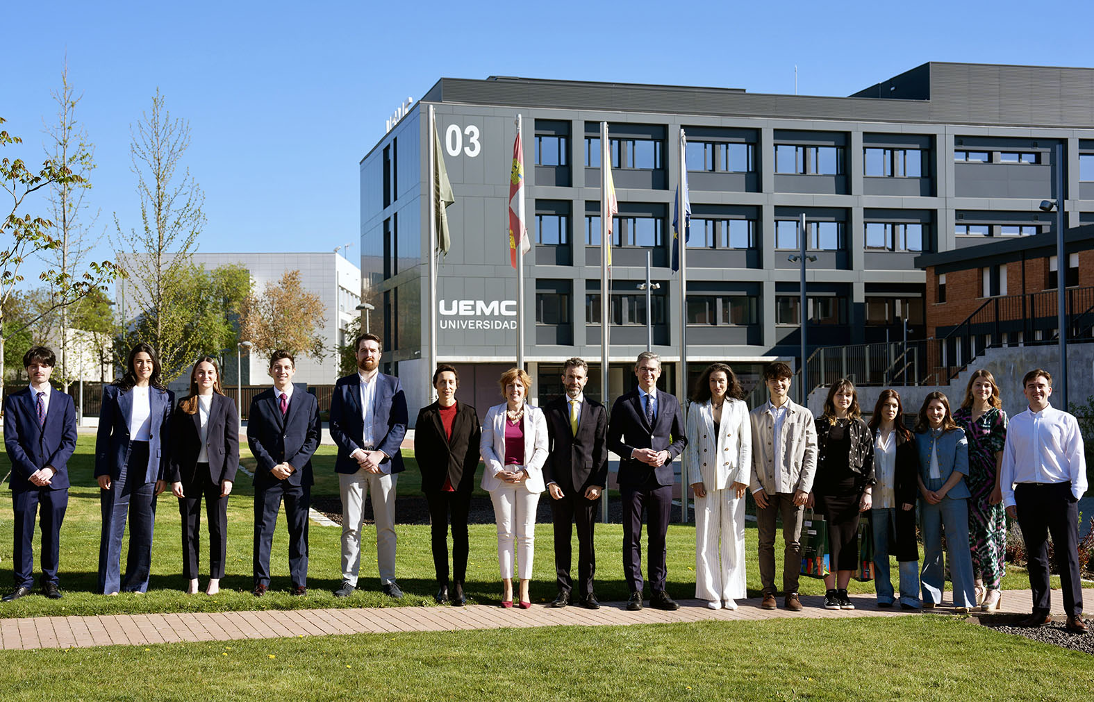 Foto de familia de los estudiantes con los mejores expedientes, junto con el rector de la UEMC, David García López, el consejero delegado de la UEMC, Jesús Zarzuela Mateos, y otras autoridades académicas